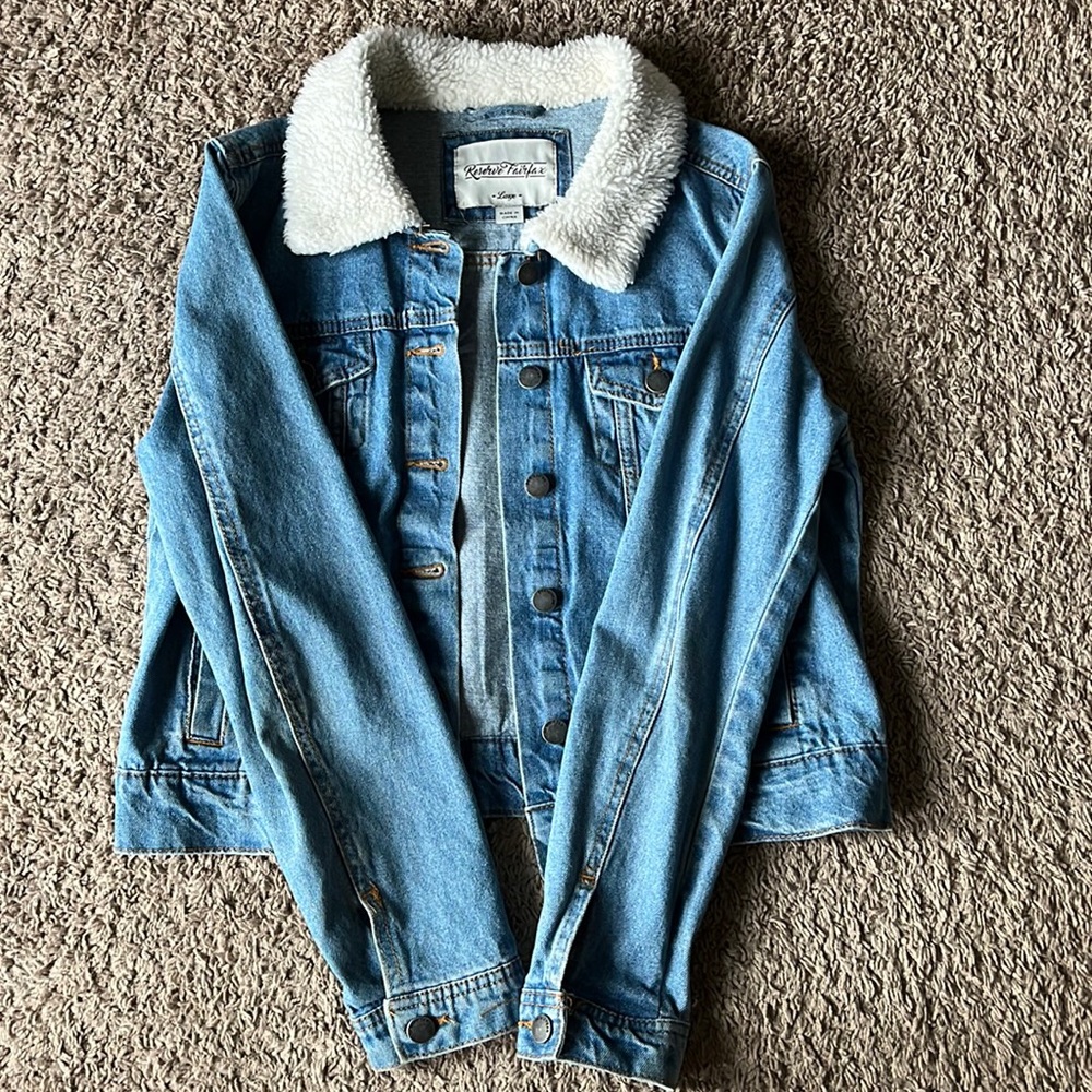 Jean jacket with white fur trim